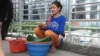 Ninih si penjual Getuk namanya meroket lantaran tampang cantiknya bikin heboh media sosial (Liputan6.com/Herman Zakharia)