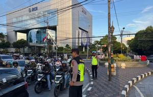 Personel kepolisian Polresta Malang Kota melakukan pengaturan arus lalu lintas di kawasan Jalan Basuki Rahmat atau Kayutangan Heritage menuju Jalan Semeru. (Antara)