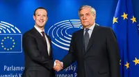 Presiden Parlemen Eropa Antonio Tajani (kanan) menyambut CEO Facebook Mark Zuckerberg di Brussel, Belgia, Selasa (22/5). Zuckerberg menemui Parlemen Eropa untuk mendiskusikan isu penjualan data ke Cambridge Analytica. (AP Photo/Geert Vanden Wijngaert)