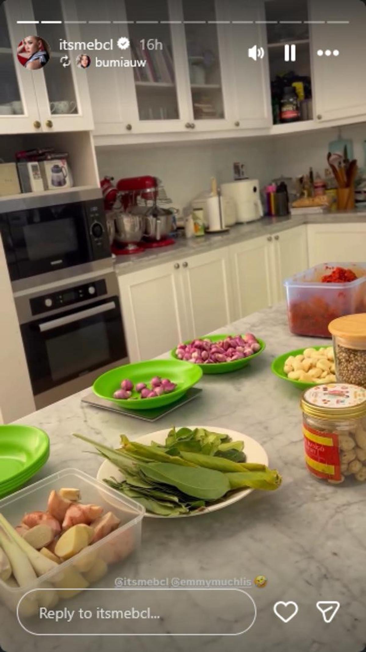 5 Potret Dapur Rumah BCL saat Masak Rendang untuk Lebaran 2026, Homey dan Nyaman