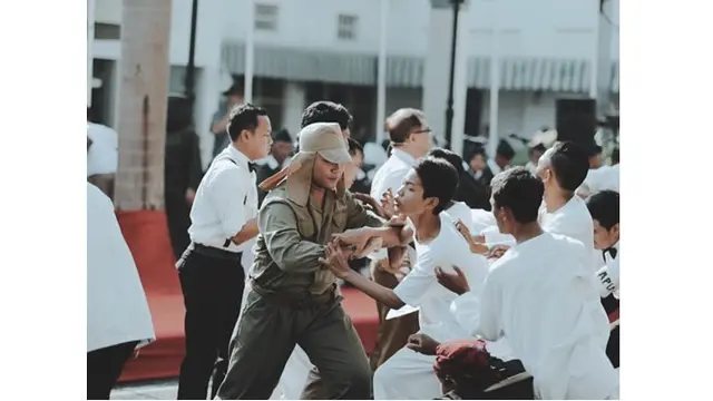 Aksi para pemain mengingatkan perjuangan arek-arek Surabaya saat menyobek bendera Belanda di Hotel Yamato pada tahun 1945.