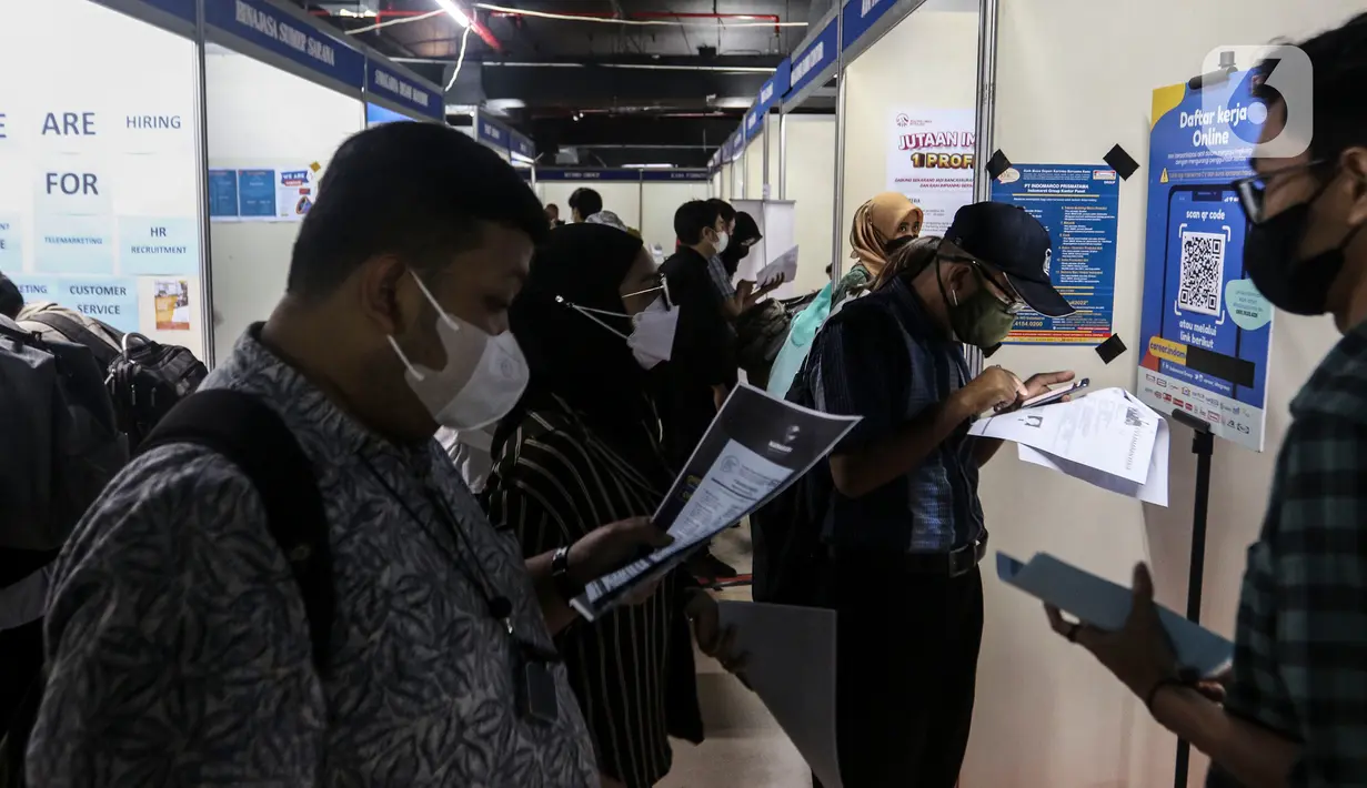 Sejumlah pencari kerja mencari informasi pekerjaan pada acara "Jakarta Job Fair" di Pasaraya Blok M, Jakarta, Kamis (28/7/2022). Dinas Tenaga Kerja, Transmigrasi, dan Energi Provinsi DKI Jakarta menggelar pameran bursa kerja tersebut di lima wilayah kota administrasi Jakarta mulai 27 Juli hingga 11 Agustus 2022 mendatang. (Liputan6.com/Johan Tallo)