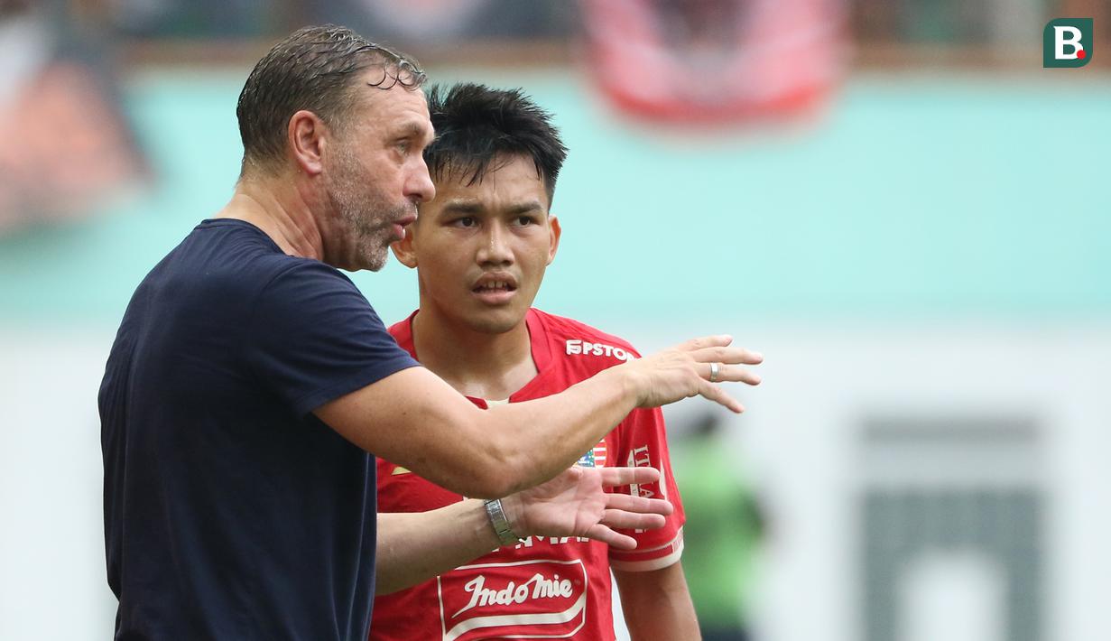 <p>Pelatih Persija Jakarta, Thomas Jens Uwe Doll memberikan instruksi kepada Witan Sulaiman saat pertandingan lanjutan pekan ke-25 BRI Liga 1 2022/2023 melawan Bhayangkara FC yang berlangsung di Stadion Wibawa Mukti, Cikarang, Jawa Barat, Kamis (16/2/2023). (Bola.com/Ikhwan Yanuar)</p>