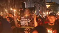 Ratusan suporter di Surabaya menggelar aksi solidaritas 1.000 lilin dan doa bersama untuk sepak bola Indonesia. (Istimewa)