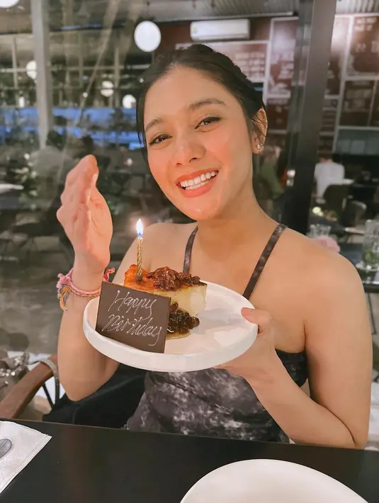 Sementara Naysila tampil dengan halter top, celana asimetris, dan sneakers putih. [Foto: IG/naymirdad].