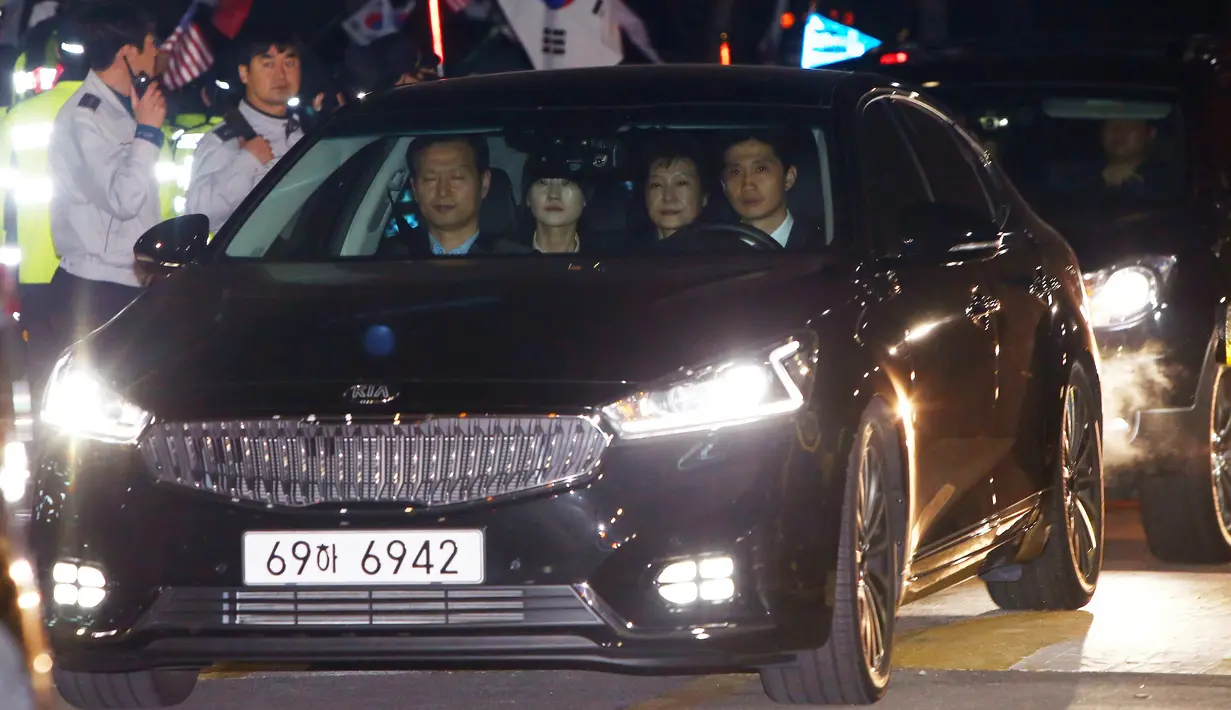 Mobil yang membawa mantan presiden Korsel, Park Geun-hye, tiba di rumah tahanan di Uiwang, Seoul selatan, Jumat (31/3). Park Geun-hye ditahan agar bisa diperiksa lebih lanjut atas skandal yang juga membuatnya dimakzulkan. (Cho Sung-bong/Newis via AP)