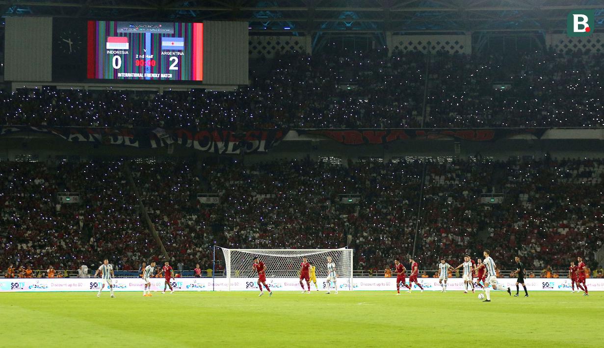 Suasana pertandingan Timnas Indonesia vs Argentina pada laga FIFA Matchday 2023 di Stadion Utama Gelora Bung Karno, Jakarta, Senin (19/6/2023). Skuad Garuda takluk dua gol tanpa balas. (Bola.com/Bagas Lazuardi)