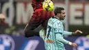 Penyerang AC Milan Rafael Leao berebut bola dengan bek Atalanta  Davide Zappacosta pada lanjutan Liga Italia Serie A musim 2022/2023, Senin (27/2/2023) dini hari WIB. AC Milan masih berada di urutan tiga, namun poinnya sama dengan Inter 47.  (AP Photo/Antonio Calanni)