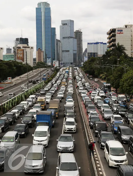 Suasana arus lalu lintas  di sepanjang tol dalam kota yang mengalami kemacetan, Jakarta, Kamis (24/12/2015). Kemacetan ini terjadi hingga ke jalan-jalan tol yang mengarah keluar Jakarta. (Liputan6.com/Angga Yuniar)