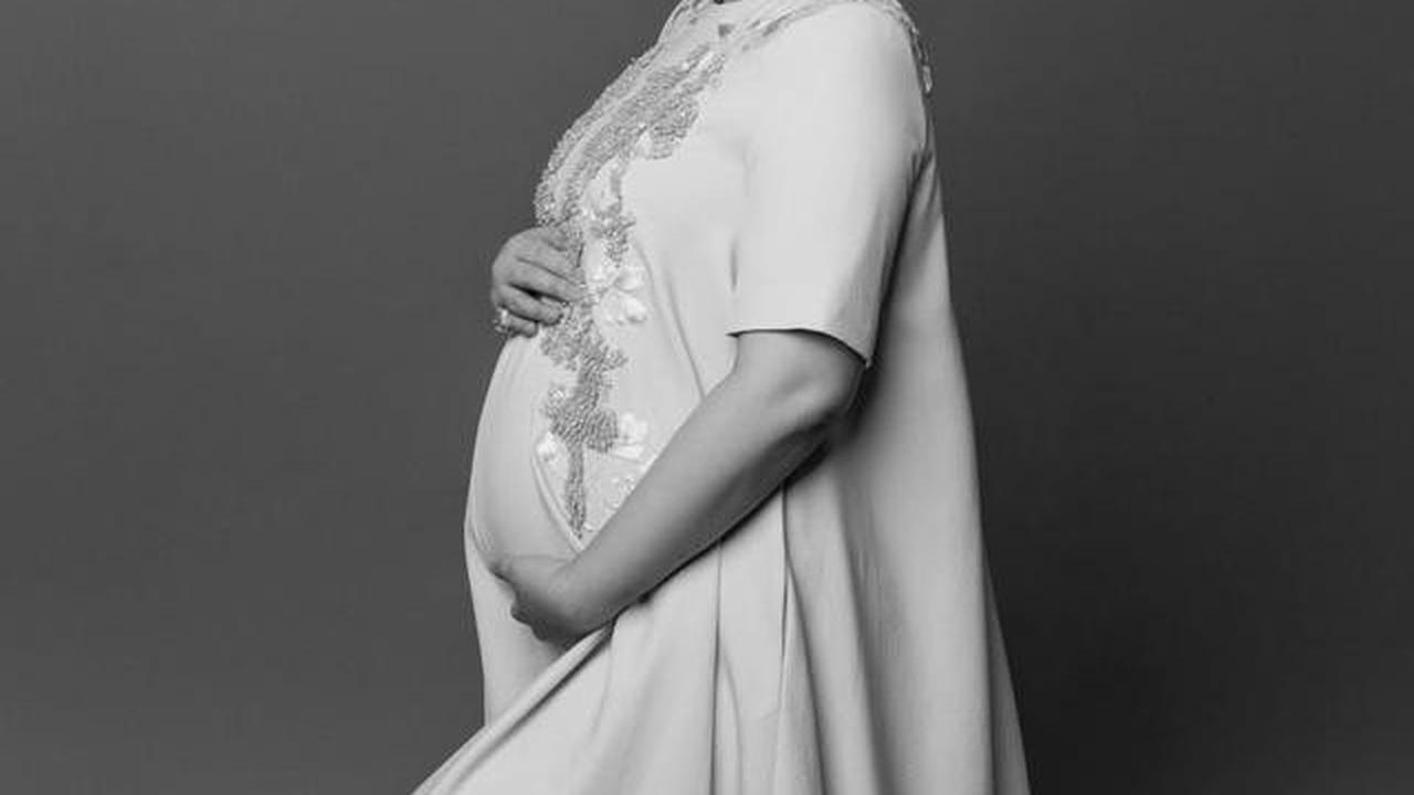 Inspirasi Long Dress ala Annisa Pohan, Cocok untuk Maternity Shoot Ibu Hamil Usia 40an