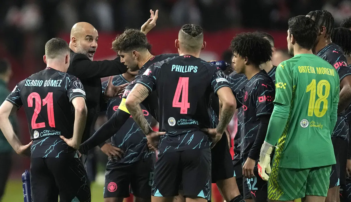 <p>Pelatih Manchester City, Pep Guardiola (kedua kiri) memberikan arahan kepada para pemainnya saat laga terakhir Grup G Liga Champions 2023/2024 melawan Red Star di Rajko Mitic Stadium, Belgrade, Serbia, Kamis (14/12/2023) dini hari WIB. (AP Photo/Darko Vojinovic)</p>
