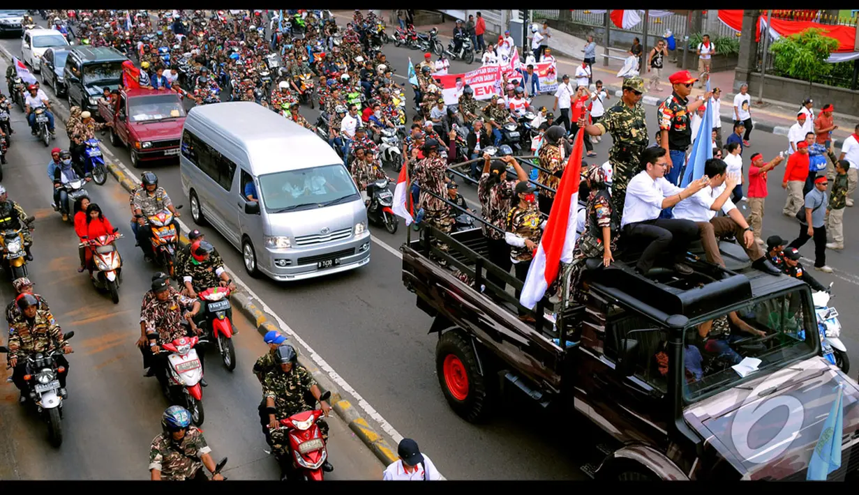 Massa pendukung Prabowo yang memakai seragam loreng tampak memadati Jalan Sarinah, Jakpus. Mereka serentak menuju gedung MK, Jakarta, Kamis (21/8/2014) (Liputan6.com/Faisal R syam)