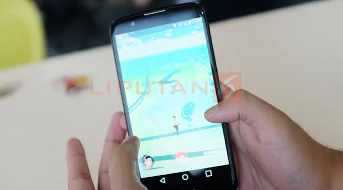 Bermain Pokemon Go. (Liputan6.com/Iskandar)