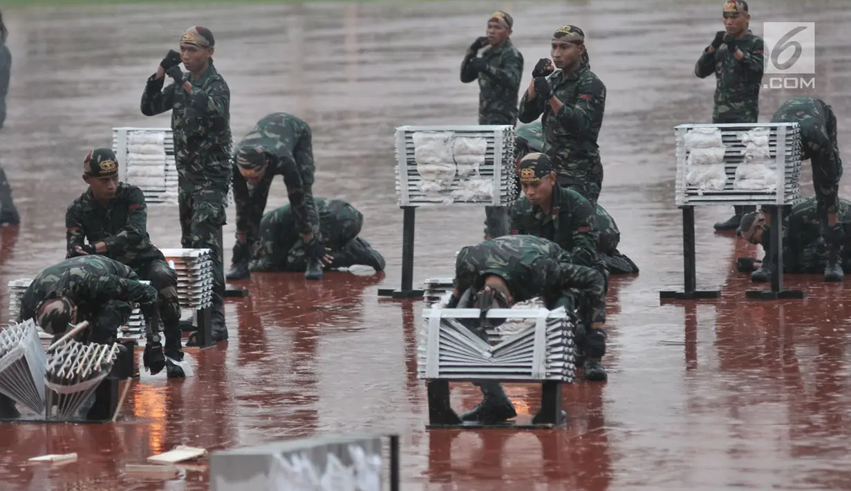 Aksi prajurit TNI mematahkan besi di Mabes TNI Cilangkap, Jakarta, Kamis (3/5). Berbagai atraksi prajurit TNI ditampilkan untuk menghibur kedatangan Presiden Jokowi dan Sultan Brunei, Hassanal Bolkiah. (Merdeka.com/Iqbal S. Nugroho)