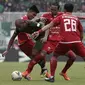 Striker Tira Persikabo, Loris Arnaud, diadang pemain Persija dalam laga Shopee Liga 1 2019 di Stadion Pakansari, Cibinong, Selasa (16/7/2019). (Bola.com/Yoppy Renato)