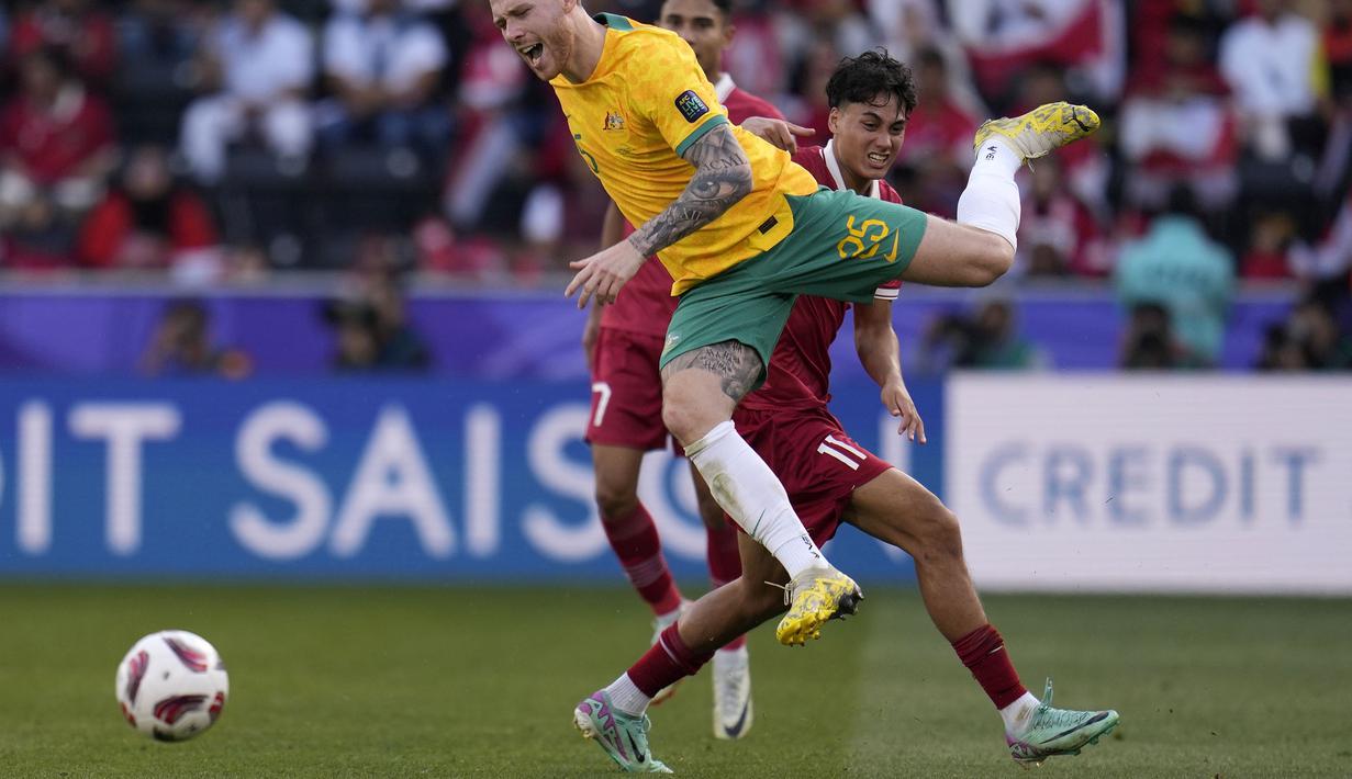 Pemain Timnas Indonesia, Rafael Struick (kanan) berebut bola dengan pemain Australia, Gethin Jones pada laga 16 besar Piala Asia 2023 yang berlangsung di assim bin Hamad Stadium, Doha, Qatar, Minggu (28/01/2024). (AP Photo/Aijaz Rahi)