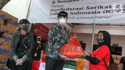 Sekretaris Pertama (Politik) Kedubes Singapura di Jakarta Matthew Chan didampingi Head of Group Strategic Marcomm PT Bank DBS Indonesia secara simbolis menyerahkan bantuan kepada pekerja harian lepas dan masyarakat terdampak COVID-19 di Jakarta. (Liputan6.com/HO/Isa)