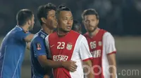Achmad Jufriyanto mengawal ketat Hamka Hamzah pada laga Persib Bandung vs PSM Makassar dalam lanjutan turnamen Piala Presiden 2017 di Stadion Si Jalak Harupat, Soreang Jawa Barat, Senin (6/2/2017). (Bola.com/Peksi Cahyo)