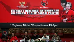Suasana Diskusi dan Rencana Deklarasi Keterbukaan Informasi Publik Partai Politik, Jakarta, Rabu(28/3). Pada kesempatan tersebut PDIP menyampaikan kepada KIP soal transparansi keuangan partai melalui rekening gotong royong. (Liputan6.com/Johan Tallo)