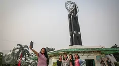 Wisatawan berfoto di depan Tugu Khatulistiwa, Pontianak, Kalimantan Barat, 23 Agustus 2015. Ikon wisata kota Pontianak ini masih menjadi primadona wisata sejarah bagi wisatawan lokal maupun luar. (Liputan6.com/Faizal Fanani)