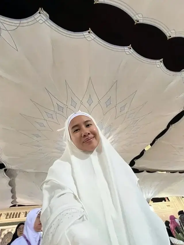 Shenina Cinnamon Berhijab