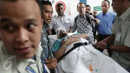 Penyidik KPK, Novel Baswedan tiba di RS Jakarta Eye Center (JEC), Menteng, Jakarta, Selasa (11/4). Sebelumnya Novel dirawat di RS Mitra Keluarga. (Liputan6.com/Faizal Fanani)