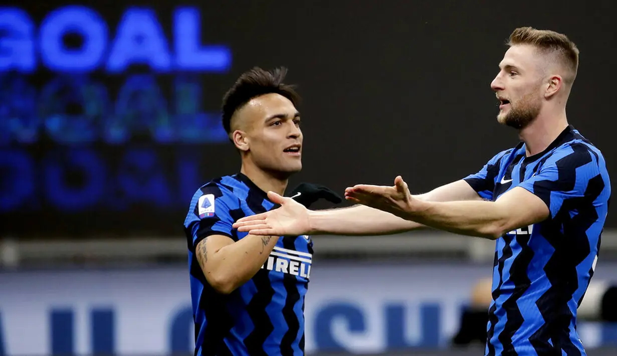 Pemain Inter Milan Skriniar (kanan) merayakan golnya ke gawang Atalanta pada pertandingan Serie A di Stadion San Siro, Milan, Italia, Senin (8/3/2021). Inter Milan menang 1-0. (AP Photo/Luca Bruno)