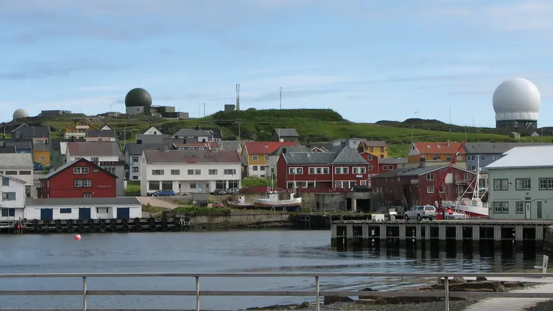 Radar Globus (berbentuk kubah bola) di Kota Vardo, Norwegia (Wikimedia Commons)