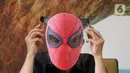 Pekerja memakai face shield atau pelindung wajah karakter Spiderman di Percetakan Bintang Sempurna, Bendungan Hilir, Jakarta, Rabu (24/6/2020). Pelindung wajah karakter tersebut dibanderol dengan harga Rp 35 ribu hingga Rp 50 ribu per buah. (Liputan6.com/Angga Yuniar)