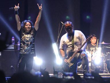 Band Power Metal beraksi menghibur penonton di JogjaRockarta International Music Festival 2017 di Stadion Kridosono, Jogjakarta, Jumat (29/9). Band Power Metal membawakan lagu-lagu hits mereka, seperti "Timur Tragedi".  (Liputan6.com/Herman Zakharia)