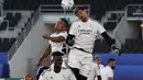 Penjaga gawang Real Madrid, Thibaut Courtois berebut bola udara dengan gelandang Casemiro saat mengikuti sesi latihan di Stadion Olimpiade Helsinki, Finlandia (9/8/2022). Real Madrid akan bertanding melawan Eintracht Frankfurt pada Piala Super Eropa 2022. (AP Photo/Sergei Grits)