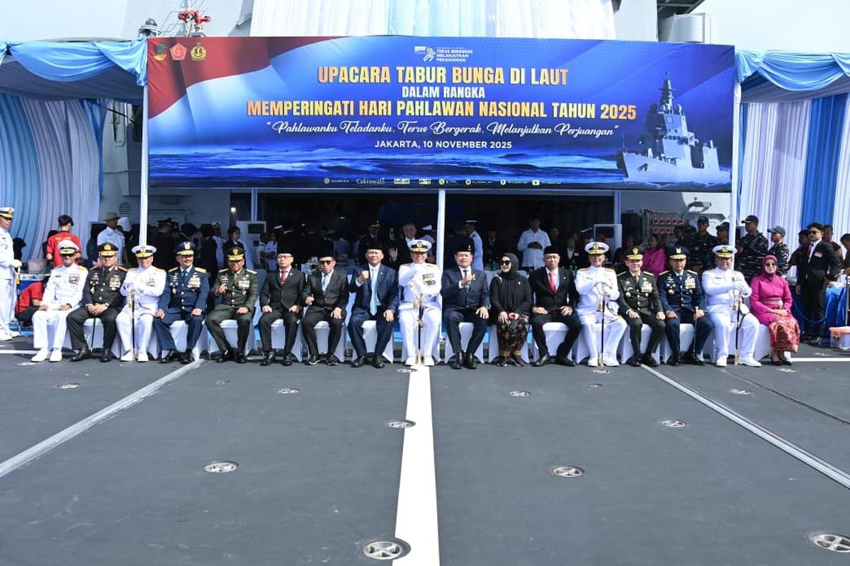FOTO: Kasal Pimpin Upacara Hari Pahlawan di Atas KRI Brawijaya-320