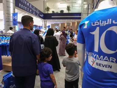 Penggemar klub sepak bola Saudi Al-Hilal berbaris untuk membeli jersey bertuliskan nama dan nomor penyerang Brasil Neymar Jr. di toko resmi klub di Riyadh pada 15 Agustus 2023. (Photo by Fayez Nureldine / AFP)