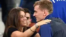 Pemain Prancis, Antoine Griezmann memeluk kekasihnya Erika Choperena setelah timnya menang atas Jerman 2-0 pada piala Eropa 2016 di Stade Velodrome, Marseille (7/7/2016). (AFP/Franck Fife)