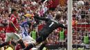 Sementara gol kedua lagi-lagi dibuat oleh Pascal Gross di menit ke-39 yang mampu memanfaatkan bola muntah hasil tepisan David De Gea. (AP/Dave Thompson)