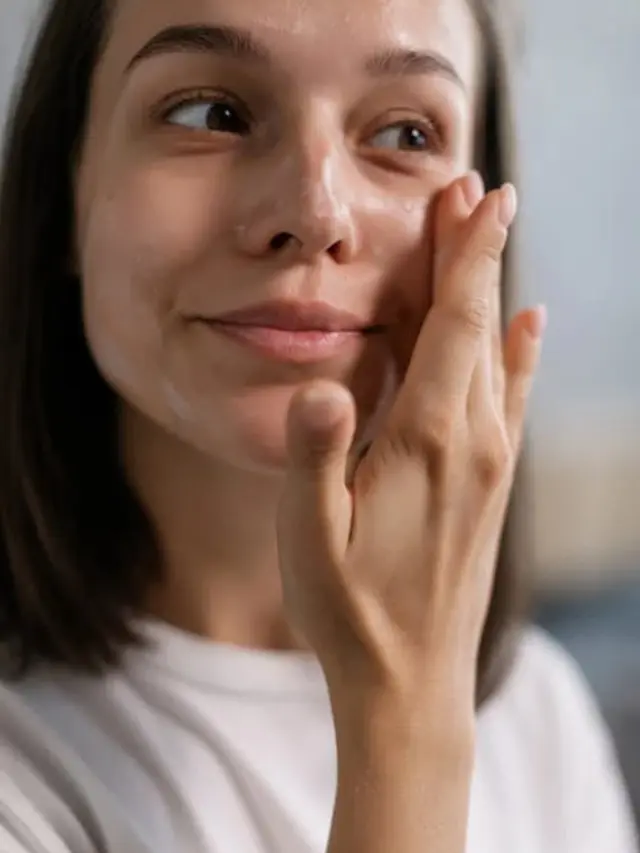 Ilustrasi Menggunakan Skincare