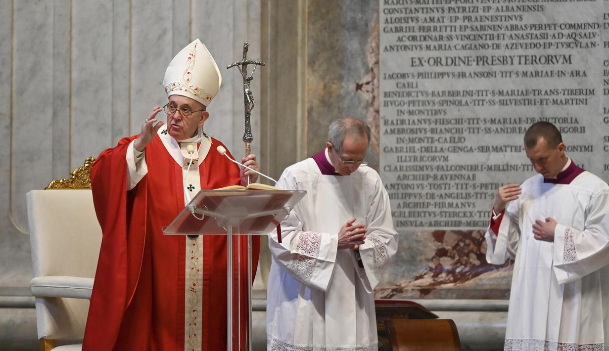 Paus Fransiskus menyampaikan khotbah saat memimpin Misa Minggu Palma di St. Peter's Basilica, Vatikan, Minggu (5/4/2020). Paus mengingatkan orang muda agar tidak takut dan ragu untuk mempertaruhkan nyawa mereka bagi orang lain selama pandemi virus corona COVID-19. (AP Photo/pool/Alberto Pizzoli)