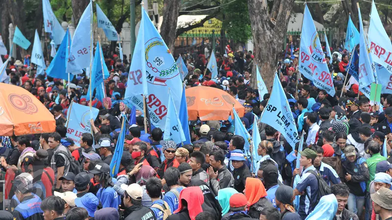 20151029-Ribuan Buruh Kepung Istana Cabut PP No 78 Tentang Pengupahan