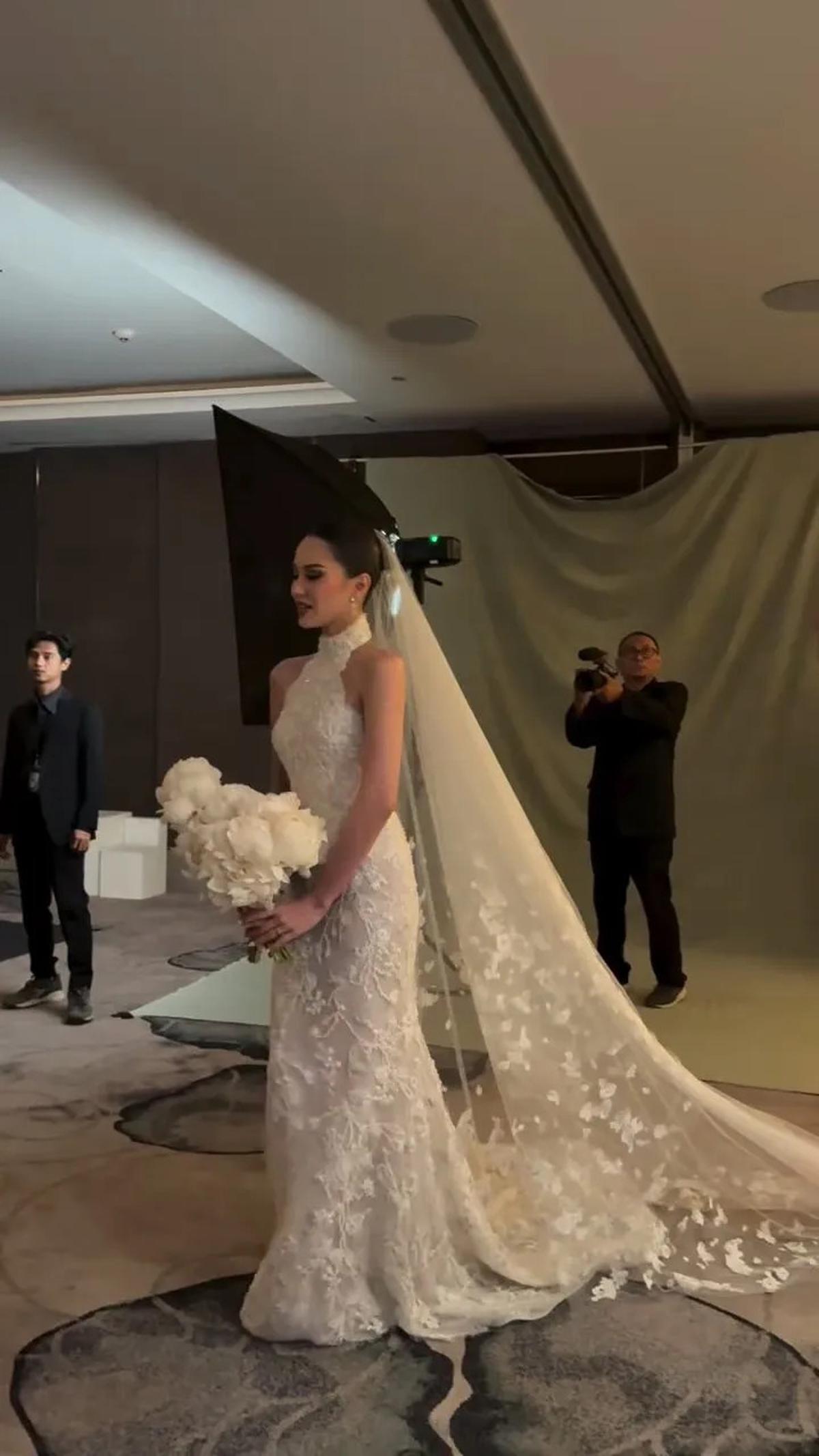 9 Potret Detail Dress Alyssa Daguise di Intimate Dinner Pernikahan dengan Al Ghazali