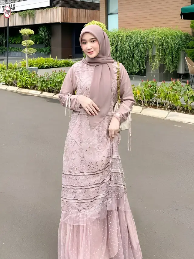 Gamis Brokat Wisuda 2025