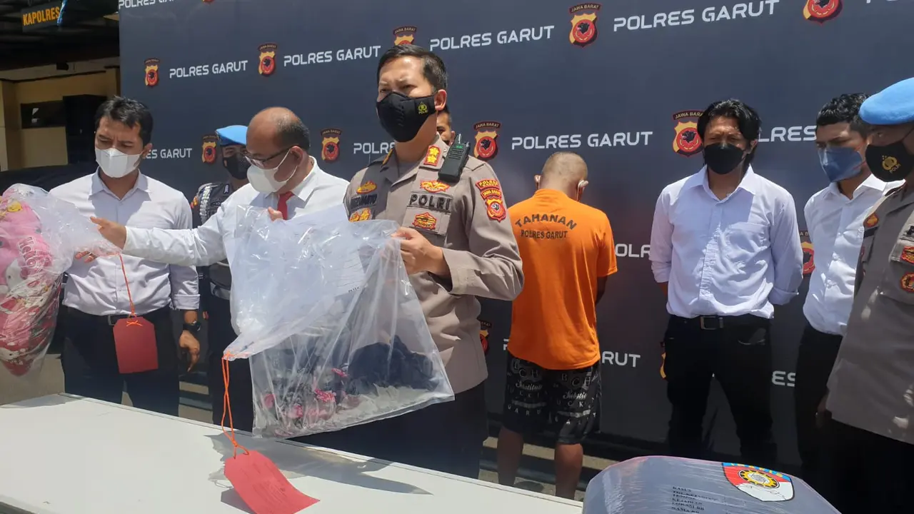 Kapolres Garut AKBP Wirdhanto Hadicaksono menunjukan beberapa barang bukti yang digunakan YAK saat menghabisi nyawa Deti yang merupakan istrinya, akhir 2020 lalu.