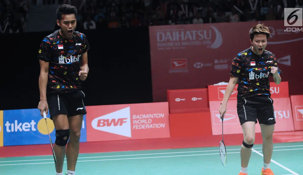 Ganda campuran Indonesia, Tontowi Ahmad/Liliyana Natsir bersorak saat melawan Zhang Nan/ LIU Xuanxuan (China) diperempat final Indonesia Masters 2018 di Istora Senayan, Jumat (26/1). Tontowi/Liliyana unggul 21-18 21-19. (Liputan6.com/Helmi Fithriansyah)