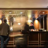 Ilustrasi bar di hotel. (Sumber Pexels)