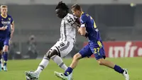 Penyerang Juventus, Moise Kean mengontrol bola dari kawalan pemain Verona, Pawel Dawidowicz selama pertandingan lanjutan Liga Serie A Italia di stadion Bentegodi di Verona, Jumat (11/11/2022). Juventus menang tipis atas Verona dengan skor 1-0. (Paola Garbuio/LaPresse via AP)