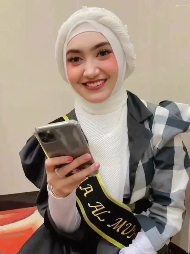 Tampil Berhijab, Ini 6 Momen Kelulusan Penyanyi Jihan Audy