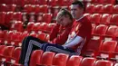 Supporter Manchester United tampak kecewa usai tim kesayangannya ditahan imbang Stoke 1-1. Hasil ini membuat Setan Merah tertahan pada posisi keenam klasemen Premier League. (Reuters/Russell Cheyne)