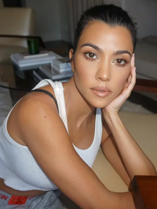 Sementara itu, tak diketahui siapa yang bersama dengan Kourtney Kardashian malam itu. (instagram/kourtneykardash)