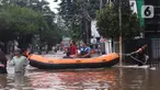 Warga menaiki perahu karet melintasi banjir yang merendam kawasan Benhil, Jakarta, Selasa (25/2/2020). Hujan yang mengguyur wilayah tersebut membuat air sungai meluap sehingga menyebabkan Banjir setinggi pinggang orang dewasa. (Liputan6.com/Angga Yuniar)