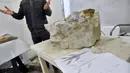 Ahli paleontologi Prancis memperlihatkan temuan terbarunya berupa fosil dari reptil laut besar berusia 90 juta tahun di museum ilmu pengetahuan alam di Angers, Prancis barat, Kamis (4/5). (AFP/ LOIC VENANCE)
