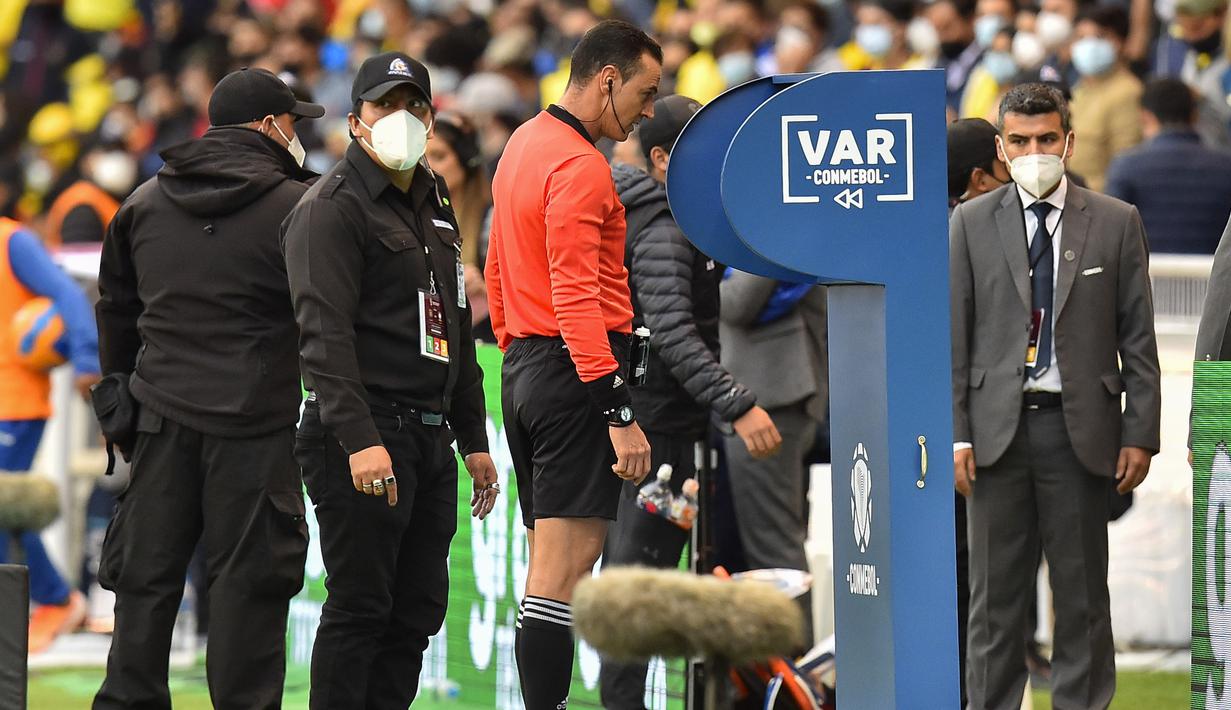 Protes yang dilakukan para pemain Brasil membuat wasit lagi-lagi harus meninjau VAR. Beruntung bagi Brasil, wasit menganulir keputusannya dengan memutuskan tidak terjadi pelanggaran. (AP/Pool/Rodrigo Buendia)